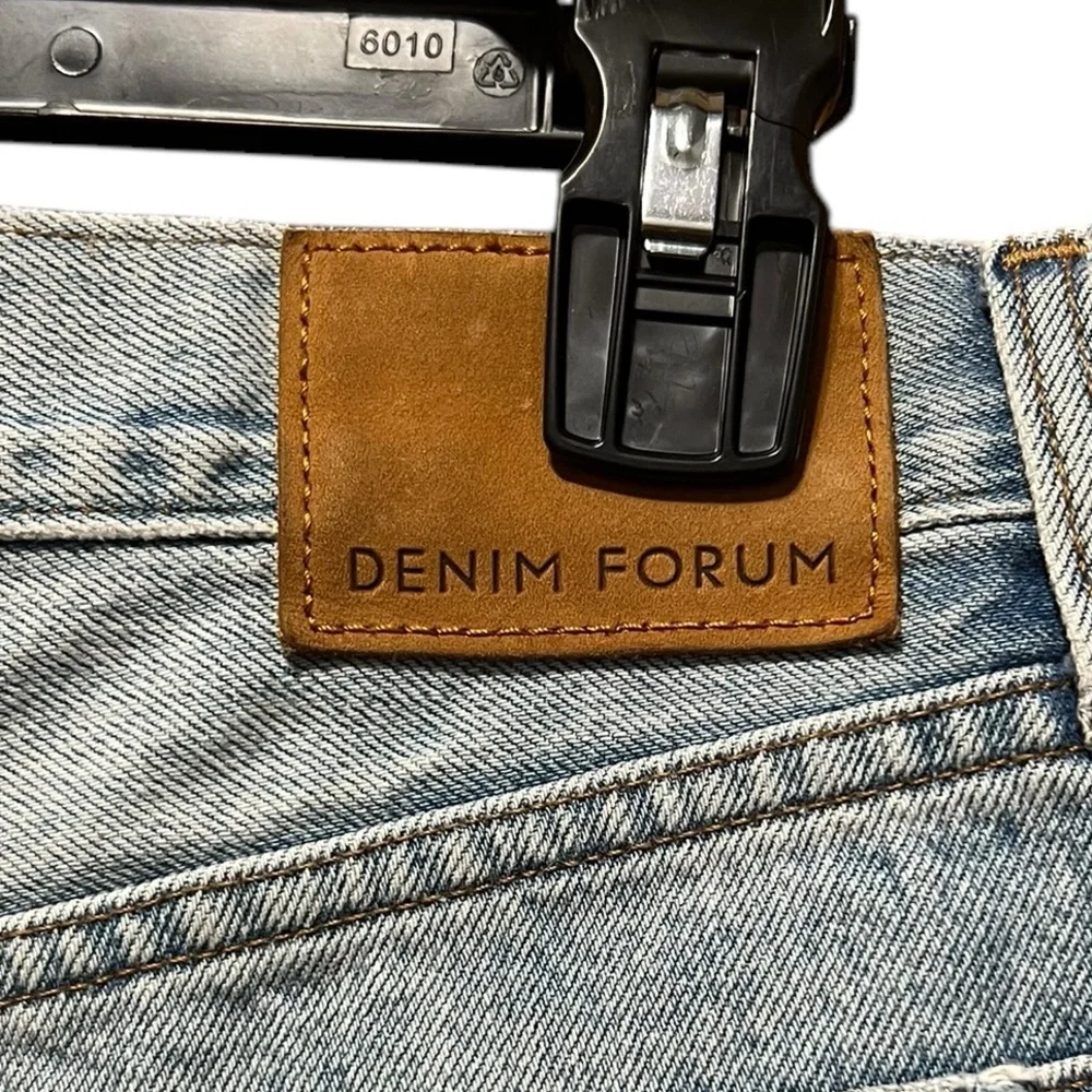 Aritzia Denim Forum Farrah Cheeky Short‎ Cutoff Denim Shorts Light Wash
